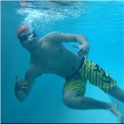 Profesor de educación física ofrece clases de natación, acondicionamiento físico y pausas activas